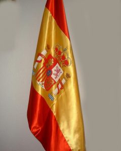 Galeria 
BANDERA DE ESPAÑA CON ESCUDO IMPRESO EXPUESTA EN DESPACHO