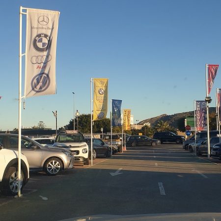 PASILLO LLENO DE BANDERAS PERSONALIZADAS