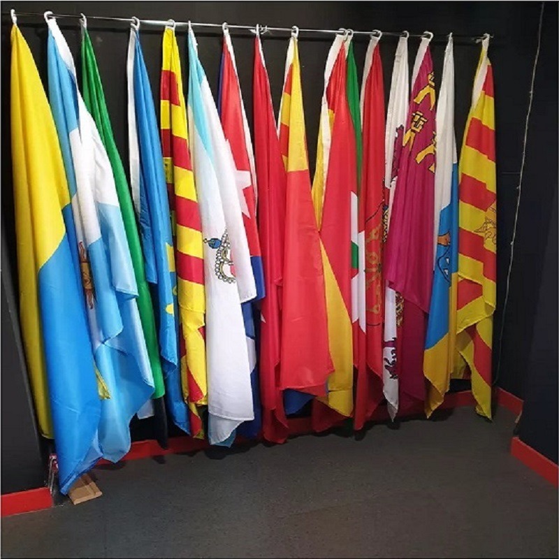 imagen de banderas institucionales en exposición