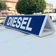 CARTEL PUBLICITARIO CON IMAN EXPUESTO EN COCHE