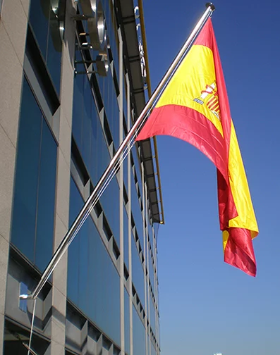 mástil de acero inoxidable de pared colocado en una fachada