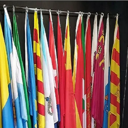 Banderas internacionales expuestas a la vista en un local de venta