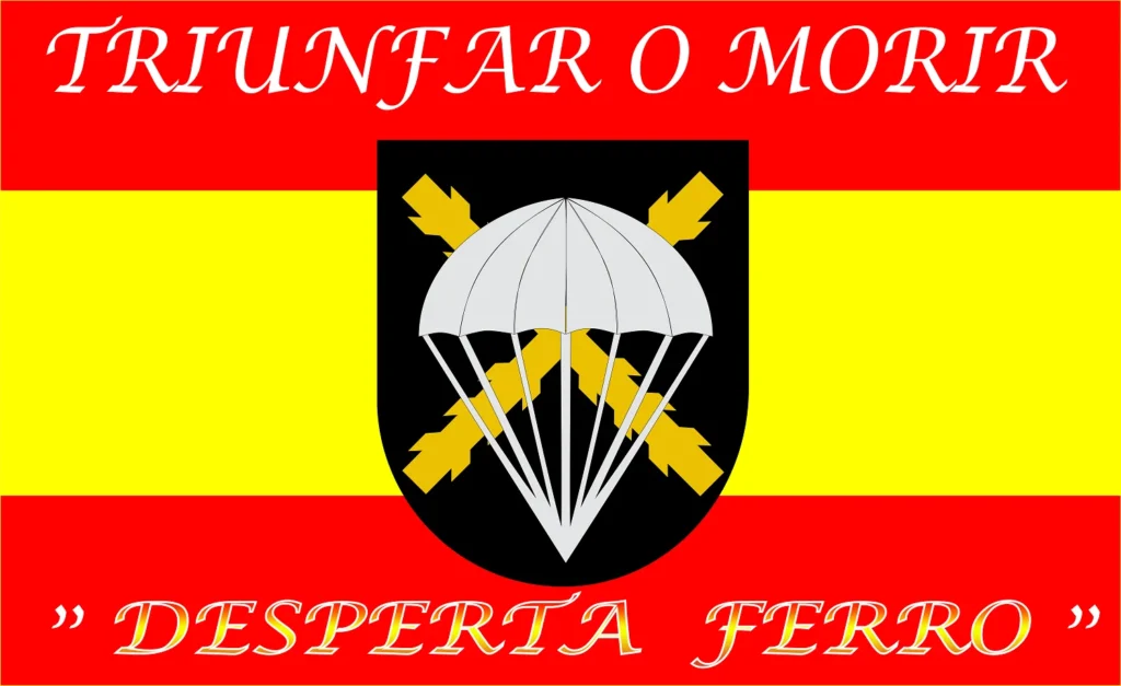 Bandera de España con emblema de la Bripac y lemas de la misma